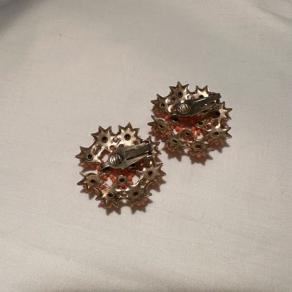 Vintage 1950s Mid Century Orange Tiger Flower Clip On Earrings - Picture 4 of 8